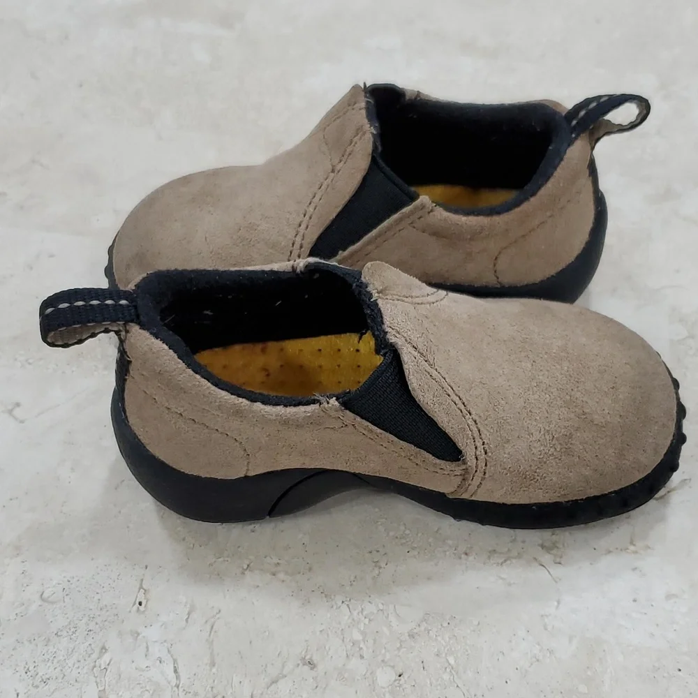 Merrell Shoes infant junior size 4 Taupe slip on suede